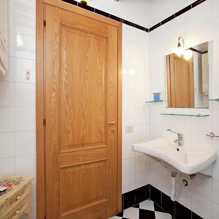 Restful Farmhouse Near Forest In Vinci With Pool